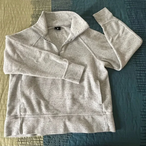 Super cute and functional grey 🩶 Nike sweater - Picture 5 of 6
